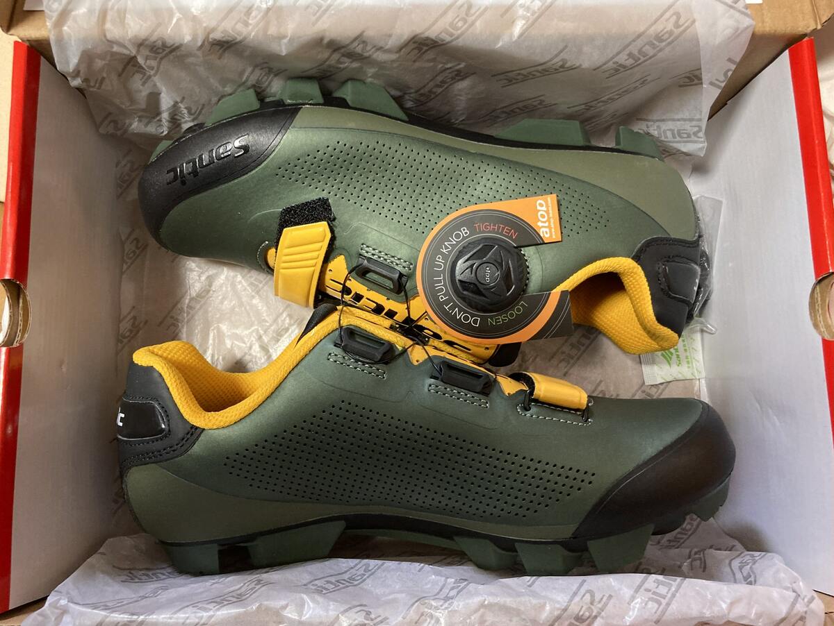 SanticのMTB用ビンディングシューズ